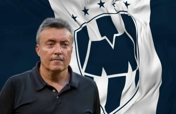 Domenec Torrent y bandera de Rayados/ Foto Vecteezy.