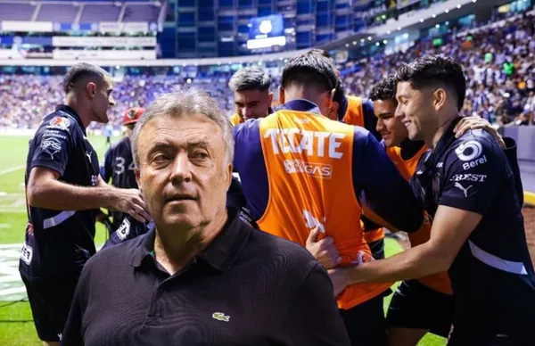 Domenec Torrent y jugadores de Rayados/ Foto CANCHA.