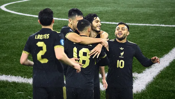 Domina la Concacaf con 14 trofeos continentales, incluyendo 12 Copas Oro.