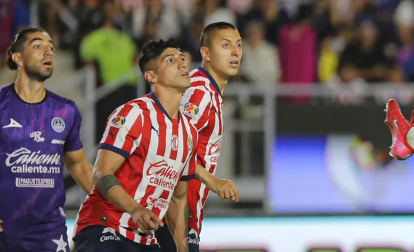 Dos elementos de Chivas miran la pelota (Fuente: Mexsports)