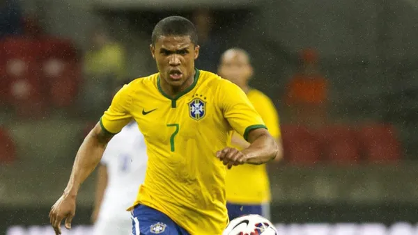 Douglas Costa con la camiseta de la Selección de Brazil. (Foto: Futbol Sapiens)