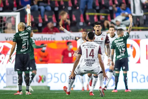 Duelo de equipos que pelean en la parte alta.