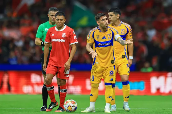Duelo entre Tigres y Toluca