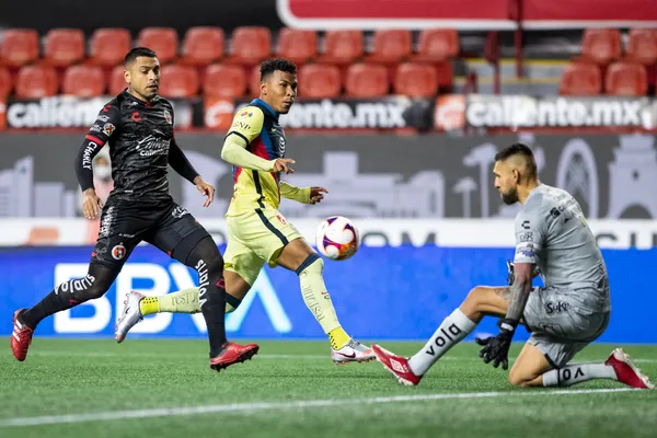 Duelo parejo en la frontera.