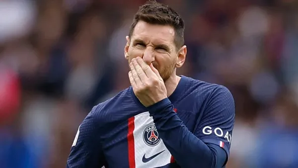 Durante los festejos en el vestuario del PSG se vio un particular gesto en Lionel Messi