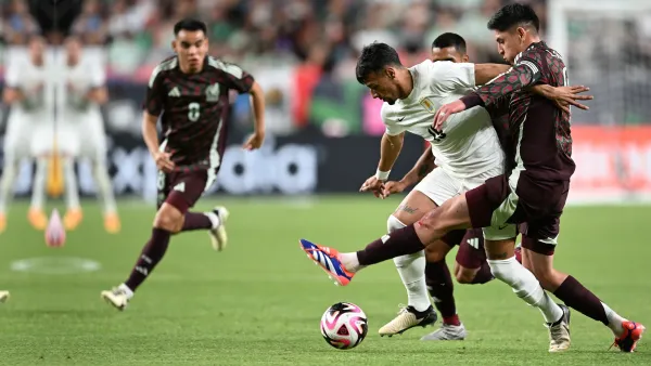 Edson Álvarez de México disputando el balón ante Luciano Rodríguez de Uruguay
