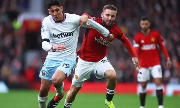 Edson Álvarez enfrenta en cuerpo a cuerpo a volante del Manchester United (Fuente: Reuters)