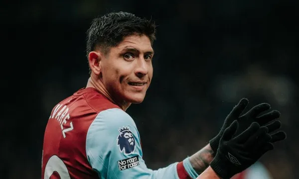 Edson Álvarez jugando un cotejo en la Premier League con su club