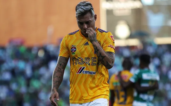 Eduardo Vargas no brilló ante Necaxa y esta decisión tomaría la directiva de Tigres.