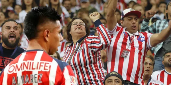 Efraín Álvarez junto a la afición de Chivas / FOTO BOLAVIP