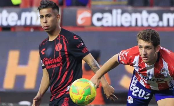 Efraín Álvarez pelea una pelota ante jugador de San Luis (Fuente: Mexsports)