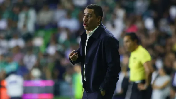 Efraín Juárez dirigiendo a Pumas