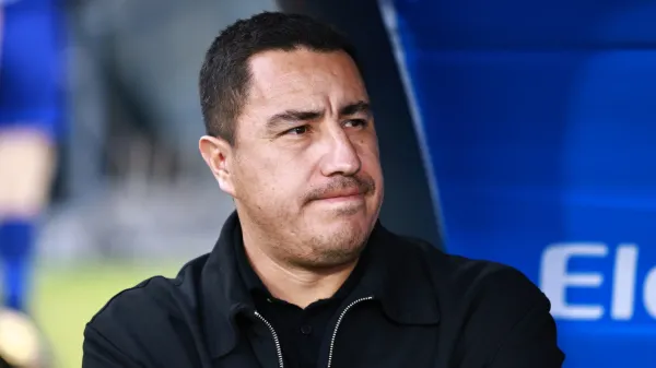 Efraín Juárez dirigiendo a Pumas UANM