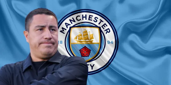 Efraín Juárez junto al escudo del Manchester City / FOTO GETTY IMAGES