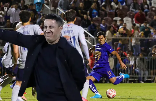 Efraín Juárez y jugadores en partido/ Foto Pumas.