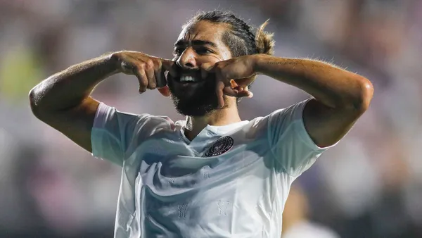 El agente de Pizarro podría haber usado a Chivas como gancho para ir a otros clubes que sí puedan cumplir con su pago.