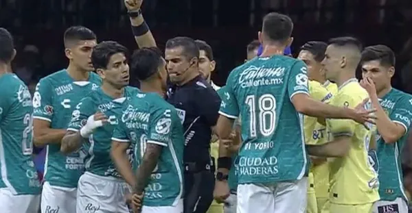 El Árbitro Fernando Hernández perdió la cabeza y agredió a un jugador del León en el duelo vs América.