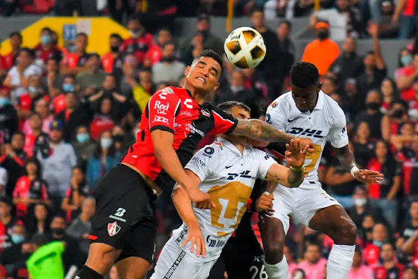 El árbitro no marcó un penal en contra del Atlas en la semifinal, y sí marcaron uno a favor de los Rojinegros ante Rayados en los cuartos de final.