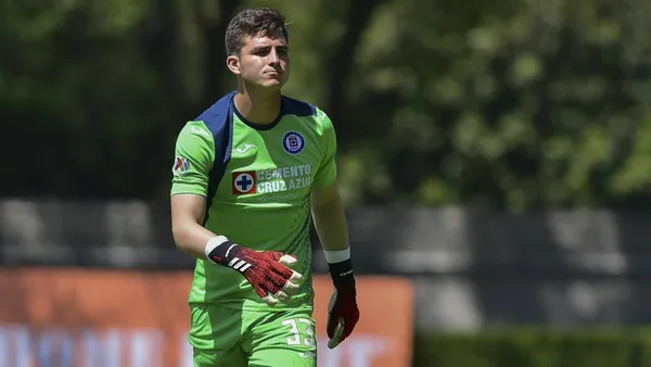 El arquero suplente del Cruz Azul, que llegó a fin de 2019 para reemplazar a Jesús Corona, tuvo un increíble blooper jugando para el Sub 20 de la Máquina Cementera.