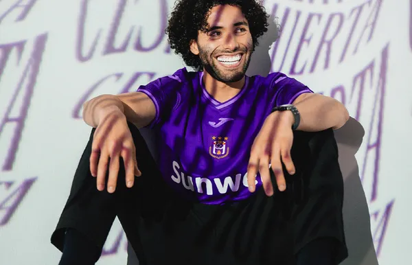 El atacante mexicano fue anunciado con bombo y platillo en Bélgica