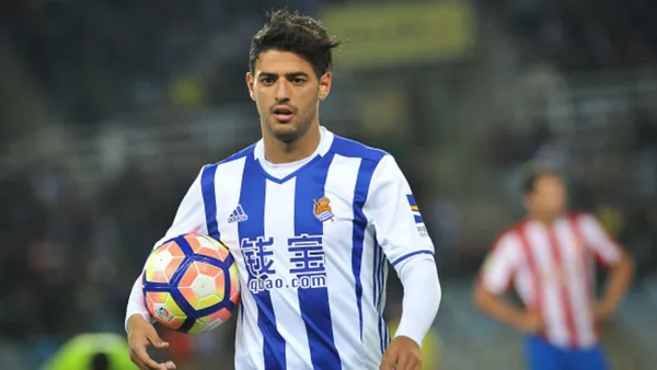 El Bombardero tuvo una incursión exitosa por Europa, donde logró establecerse en la Real Sociedad. Su buen nivel en España, pudo haberlo acercado al Real Madrid. Según un prestigioso jugador alemán, esto no ocurrió a causa de una razón muy específica.