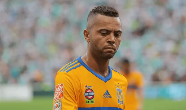 El brasileño Carioca exhibió a Miguel Herrera y podría salir de Tigres