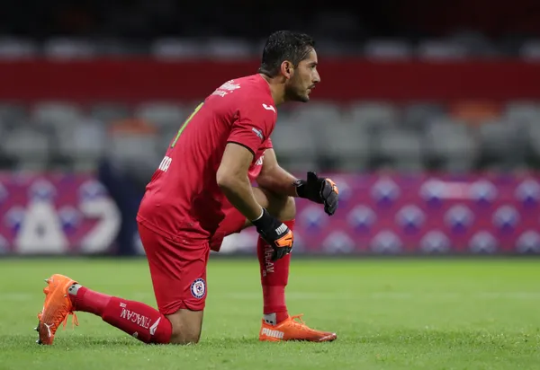 El capitán del Cruz Azul anunció que se retirará prontamente del fútbol, pero que no lo dejará completamente. Como hacen muchos jugadores, el arquero seguirá ligado al deporte, y muy probablemente junto al equipo que le dio el primer título de su vida.