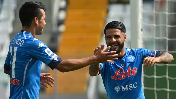 El capitán del Nápoli, Lorenzo Insigne, abrió el marcador ante la Juventus y así festejó el gol con Hirving Lozano.
