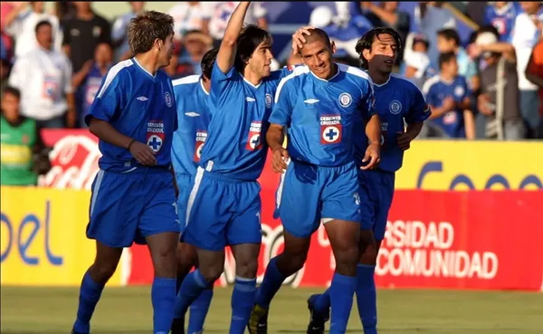 El club español se interesó por un defensor central y terminó contratando a su padre, quien es un ex futbolista de Cruz Azul que ya estaba retirado.