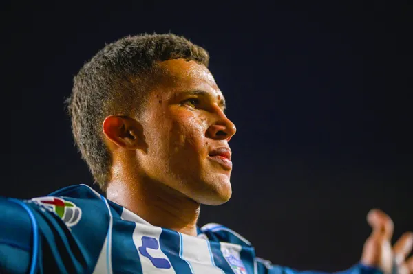 el colombiano no sería bien visto por todos en el equipo regio