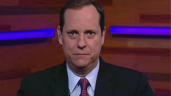 El comentarista fue regañado por Televisa al realizar unos comentarios del jugador del América a través de sus redes sociales, por lo que su futuro puede estar en duda.