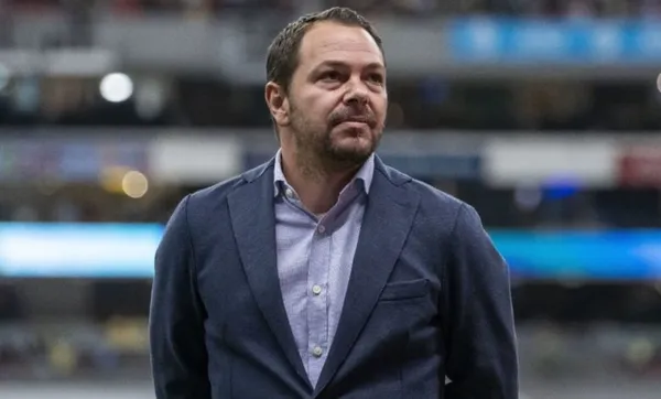 El comportamiento de los jugadores del América con los aficionados ha dejado mucho que desear y la actitud de Henry Martín provocó que Santiago Baños los llamara insoportables.