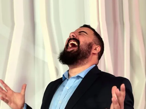 El conductor ironizó con la manera en que los medios atacan al América y defienden a las Chivas.