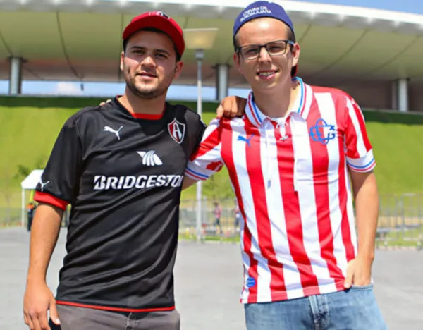 El conmovedor video entre aficionados chivistas y atlistas tras lo sucitado en el estadio de La Corregidora.