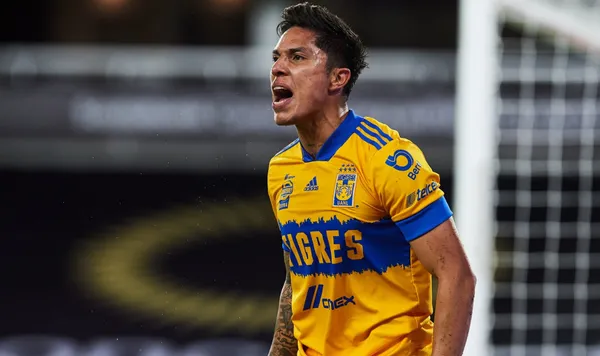 El defensa central pone su futuro más allá del fútbol y aspira a continuar como músico