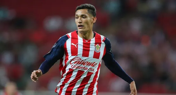 El defensa de Chivas ha tenido un torneo excelente y aún así el Tata no lo llama