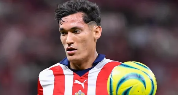 El defensa de Chivas realiza el control de la pelota, tras un centro (Fuente: Mexsports)