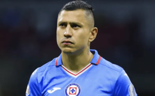 El defensor le pondría fin a su etapa con el Cruz Azul.
