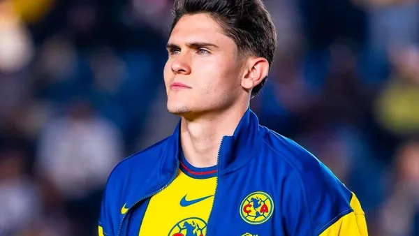 El defensor mexicano aprovechó un rebote dentro del área y definió con su pierna derecha para anotar el 2-1