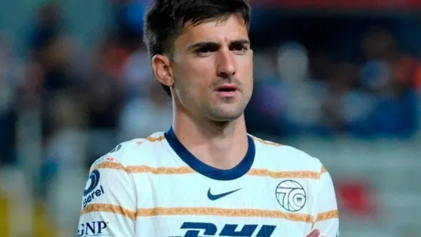 El delantero argentino hizo una acrobacia para anotar el empate 2 a 2 y mantener a Pumas con vida