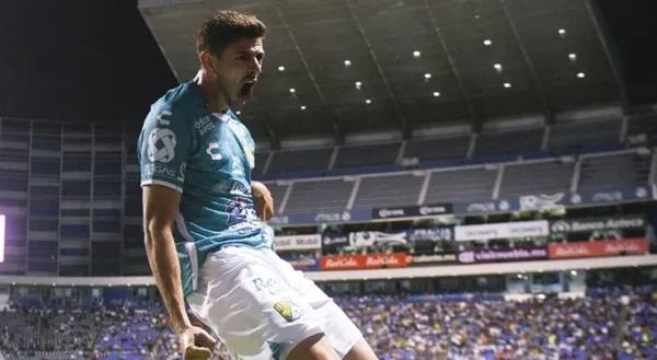 El delantero argentino la está rompiendo con los esmeraldas