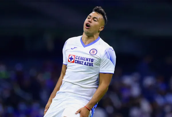 El delantero chileno fue el mejor jugador de Cruz Azul en el duelo ante Pumas