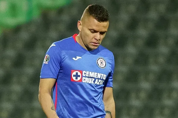 El delantero de Cruz Azul, Jonathan Rodríguez podría dejar el club tras desacuerdos con la directiva