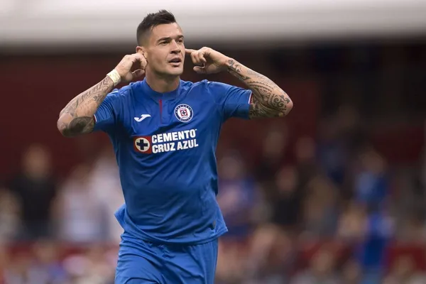 El delantero de Cruz Azul no tuvo un buen partido y en Argentina hablan de su regreso.