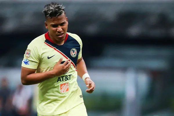 El delantero del América estuvo hablando en contra de las Chivas durante la semana. Solari le da la oportunidad de iniciar, pero no demuestra nada.