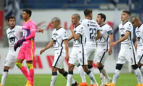 El delantero extranjero de los Pumas UNAM vivió un momento bochornoso cuando se decidió a atender a algunos aficionados