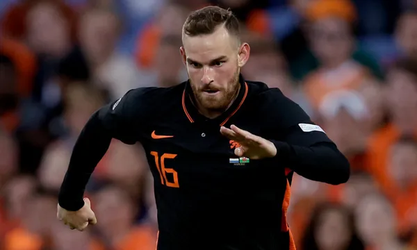 El delantero holandés fue titular en la victoria de su equipo ante Gales