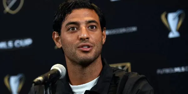 El delantero mexicano Carlos Vela tendría la oportunidad de regresar al fútbol europeo de manera sorpresiva