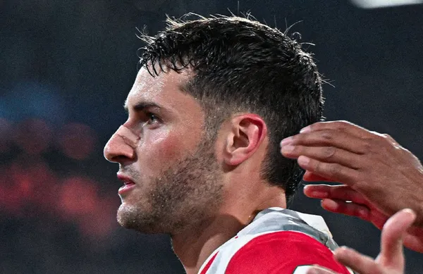 El delantero mexicano deberá mejorar para poder resarcir esta situación