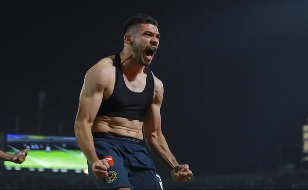 El delantero mexicano desaparece en instancias decisivas con su equipo